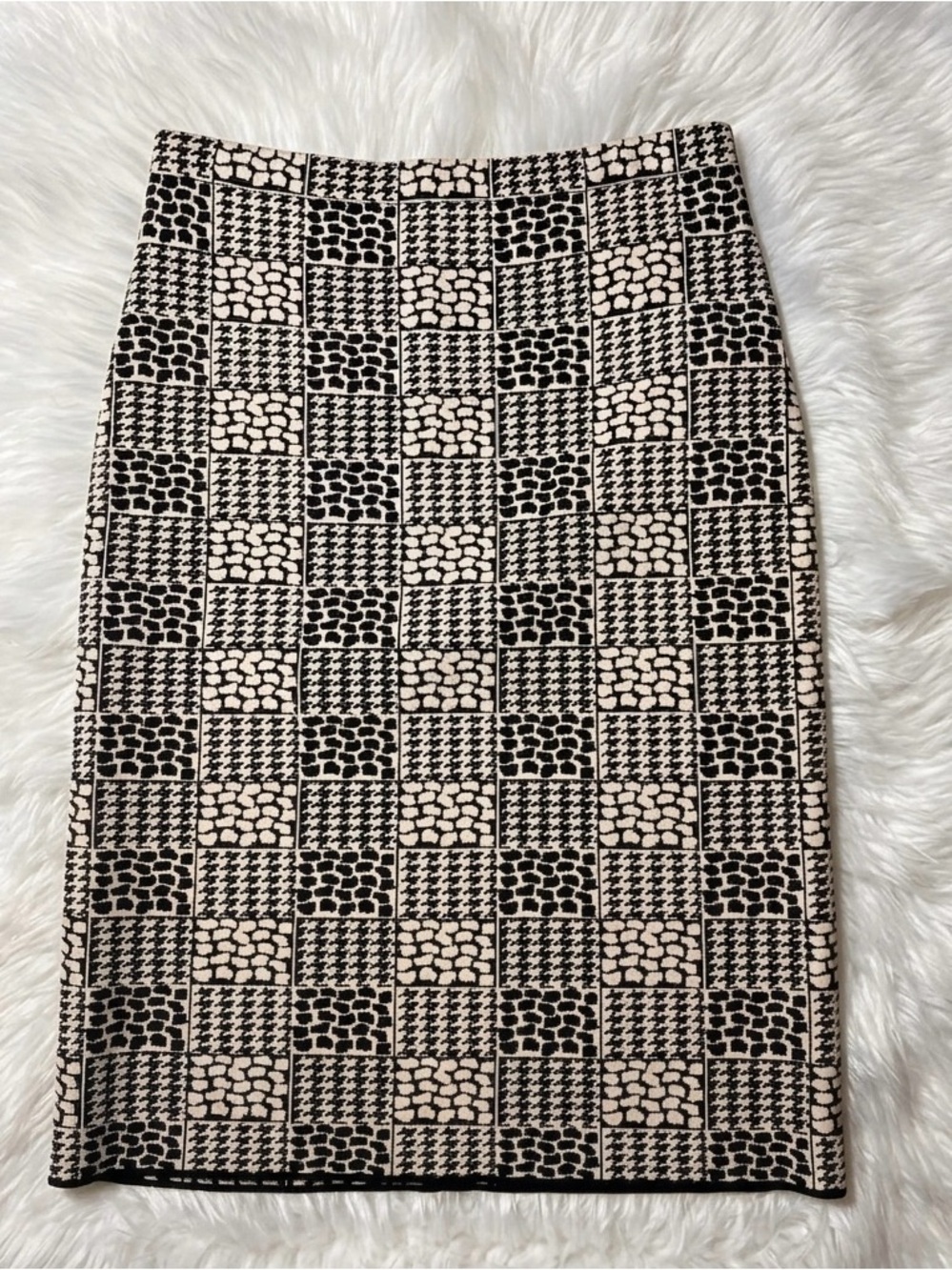 High-Waist Houndstooth Midi Skirt in Beige and Black - Picture 3 of 4